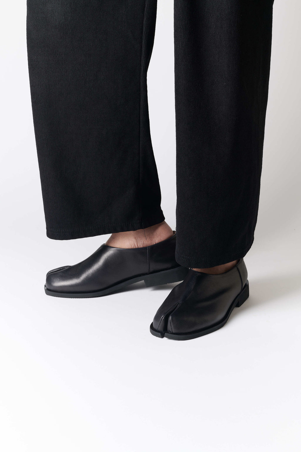 (MEN'S) NN V-Toes shoe
