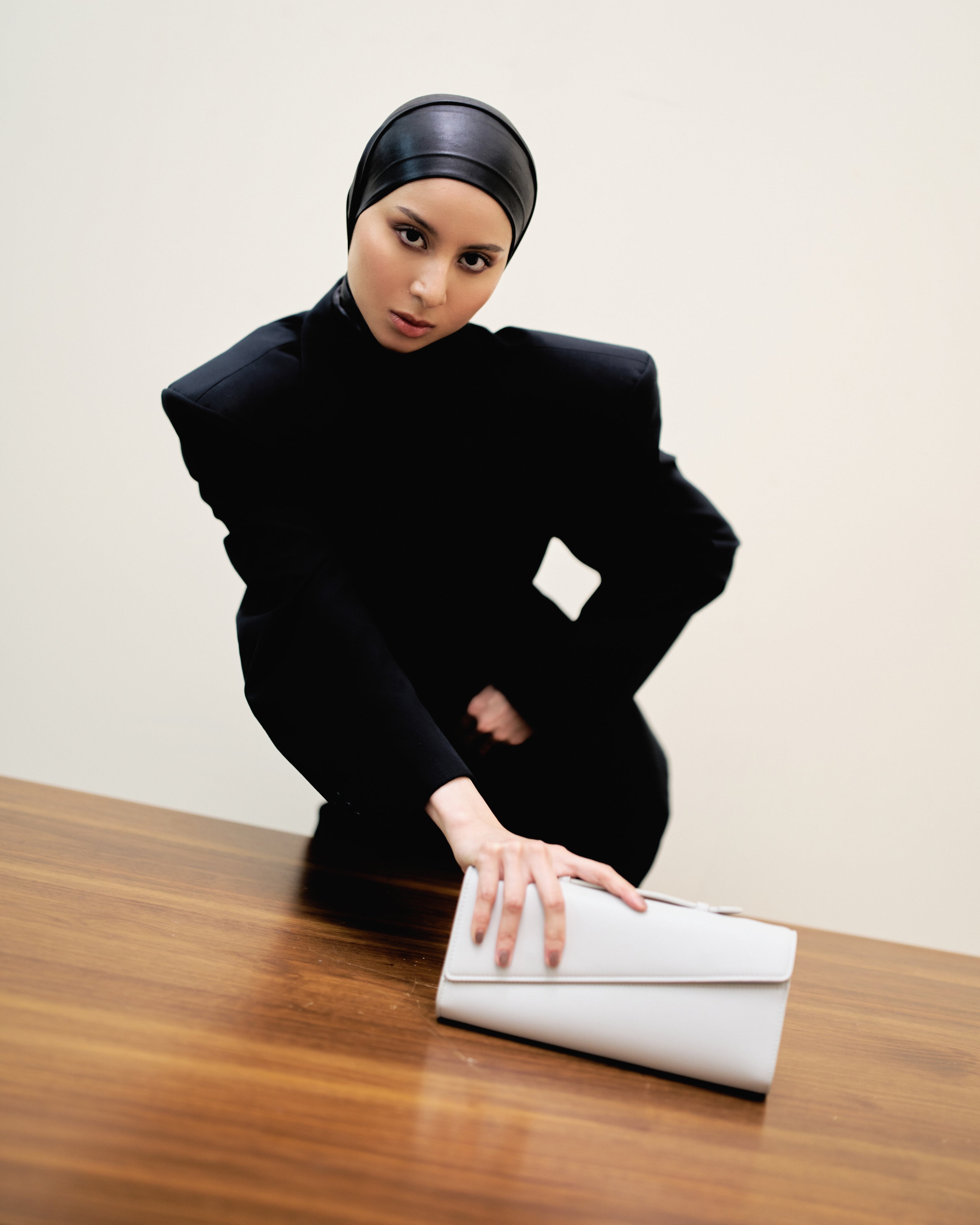 Symmetrical Pochette - White Grey – Nazifi Nasri