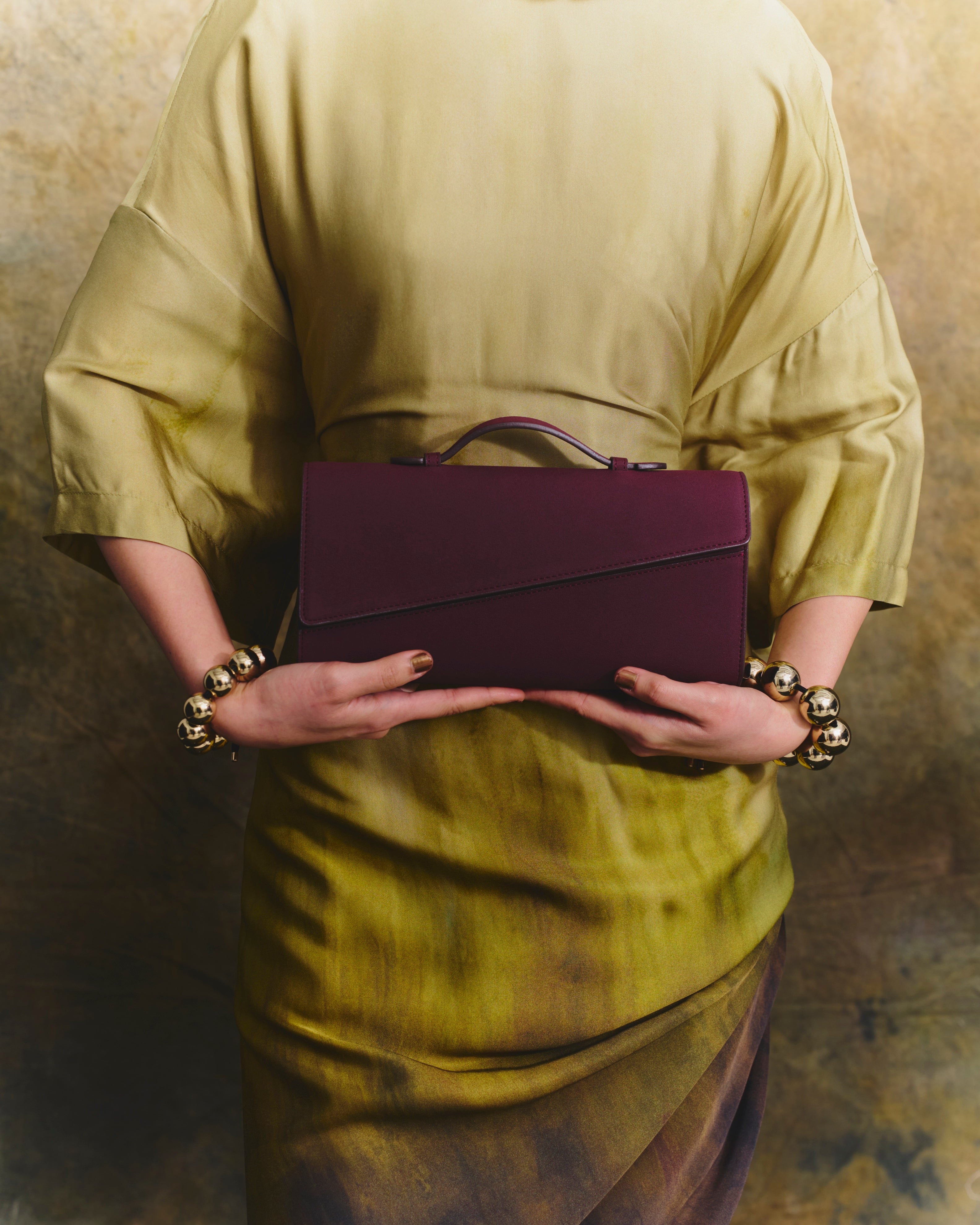 Symmetrical Pochette Suede - Blackberry