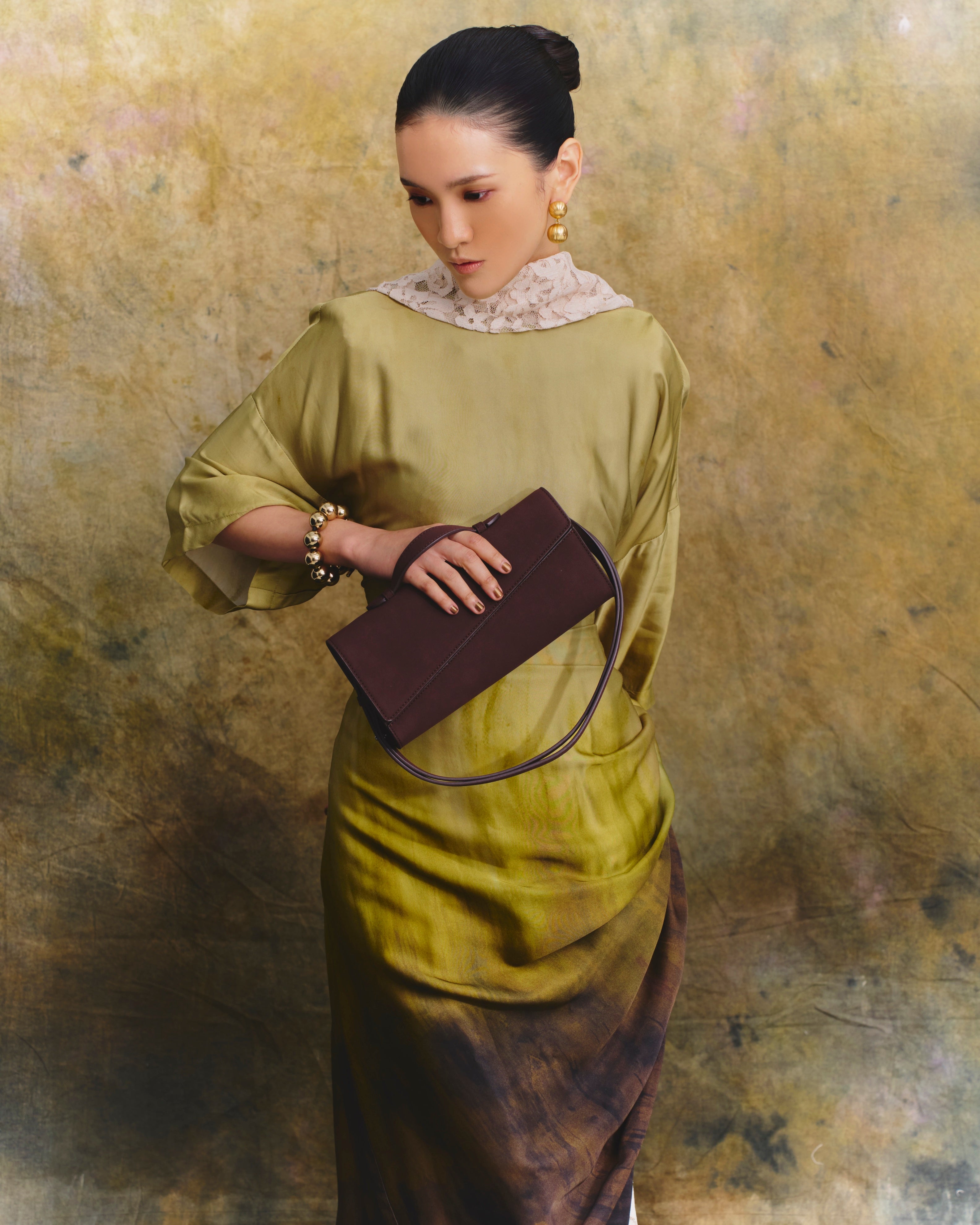 Symmetrical Pochette Suede - Coco