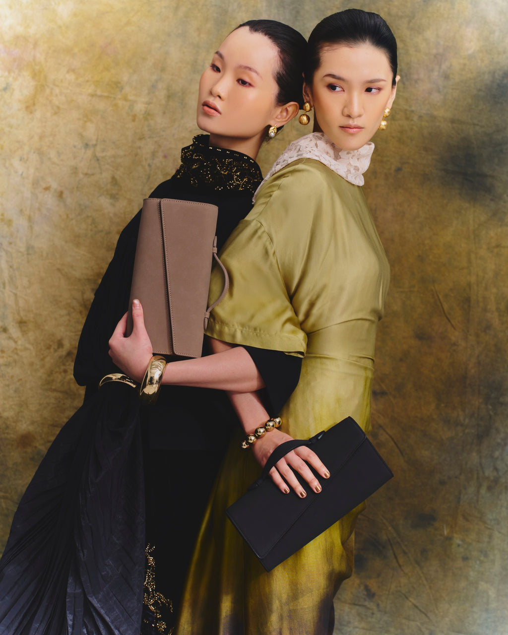 Symmetrical Pochette Suede - Khaki