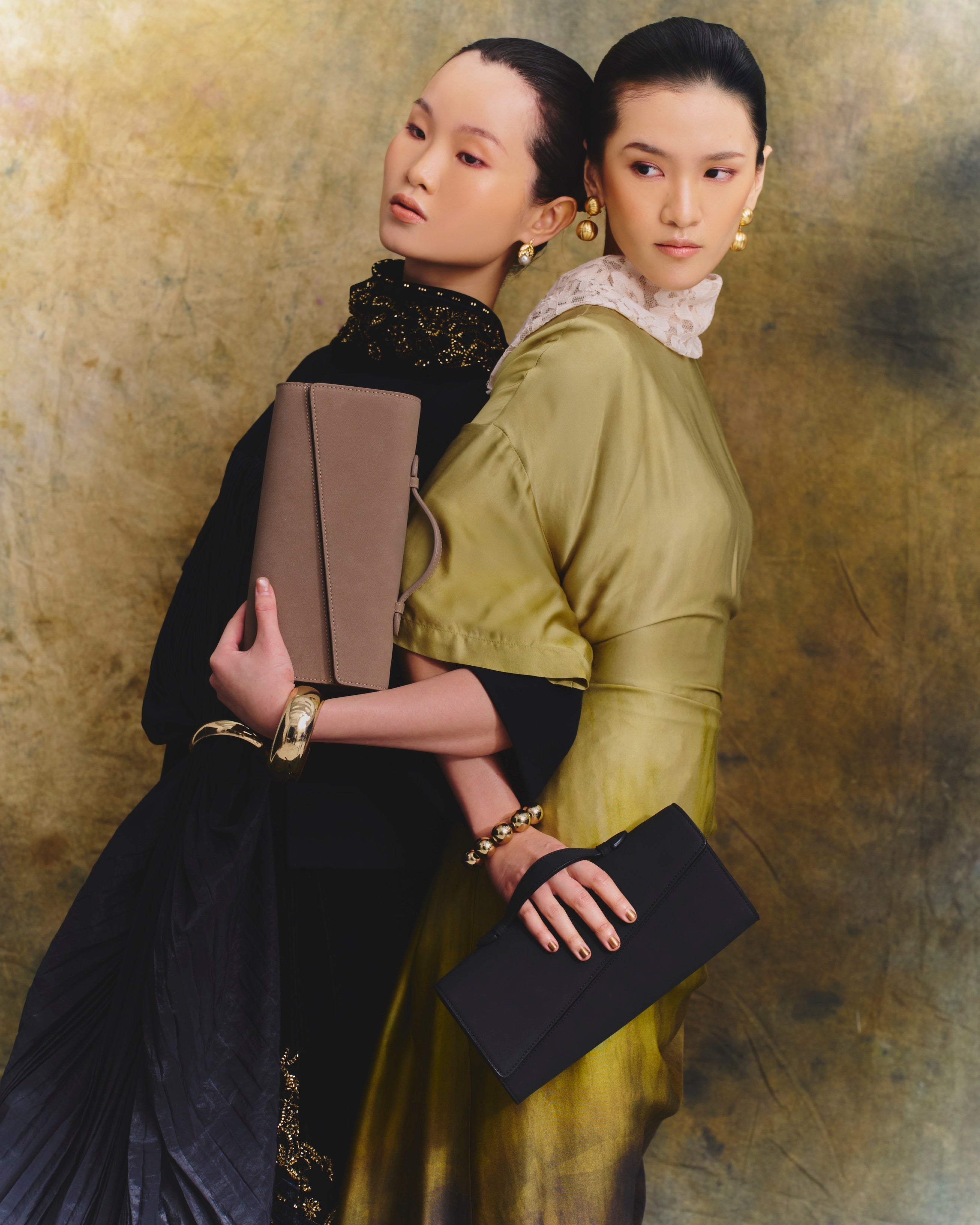 Symmetrical Pochette Suede - Khaki
