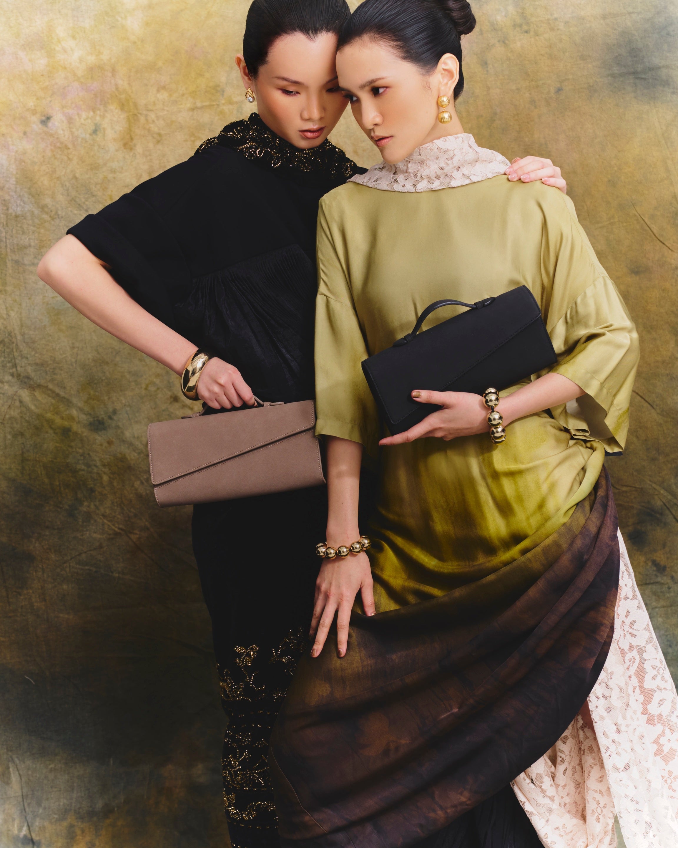 Symmetrical Pochette Suede - Khaki